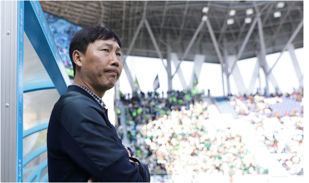 Hlv Kim Sang Sik từng là một cầu thủ chuyên nghiệp nổi bật của bóng đá Hàn Quốc