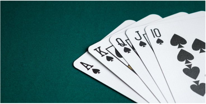 Poker face là gì trong tình huống tâm lý căng thẳng
