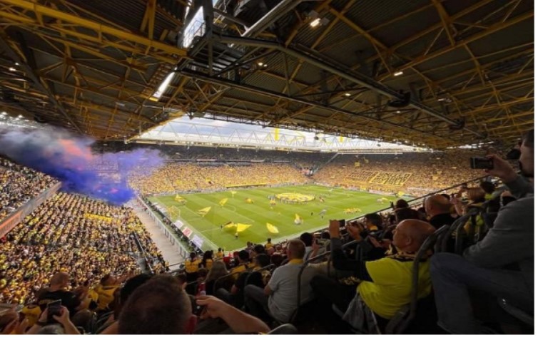 "Bức tường vàng" tại Signal Iduna Park luôn tạo nên bầu không khí đặc biệt trong mỗi trận đấu