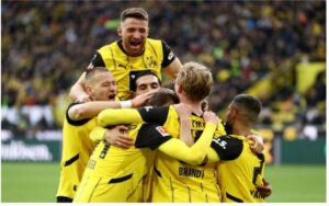 Borussia Dortmund nổi tiếng với sắc vàng đen cùng bầu không khí cuồng nhiệt trên khán đài Signal Iduna Park