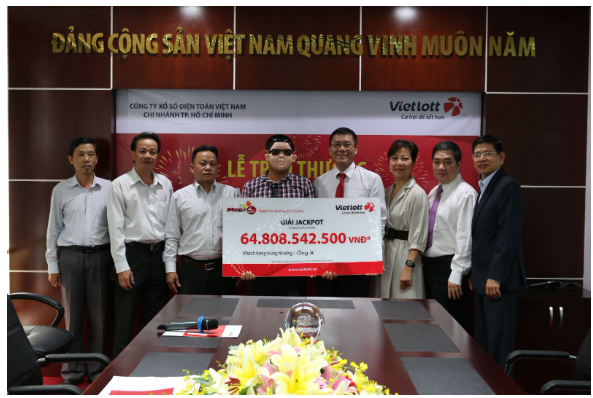 Người nhận giải xổ số che mặt để bảo mật danh tính
