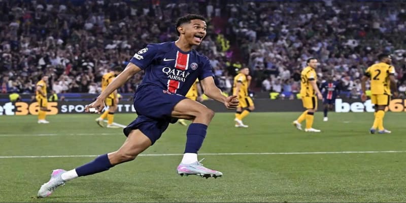 Senny Mayulu luôn nhận được cơ hội ra sân để chứng minh bản thân